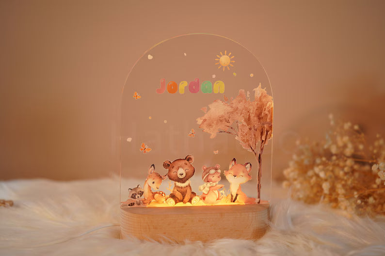 Abajur decorativo com ursinho e estrelas para quarto de bebê.