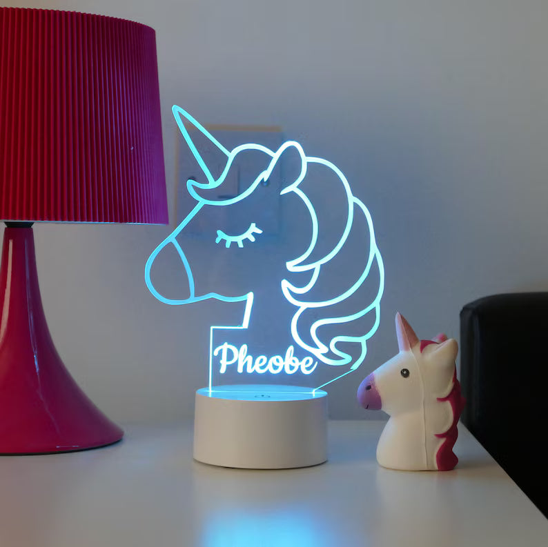 Abajur decorativo infantil de unicórnio com luz colorida.