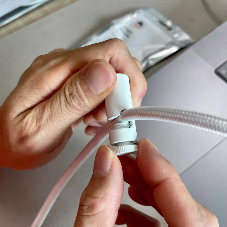 Ajuste manual de cabo de luminária com sistema de fixação prático.