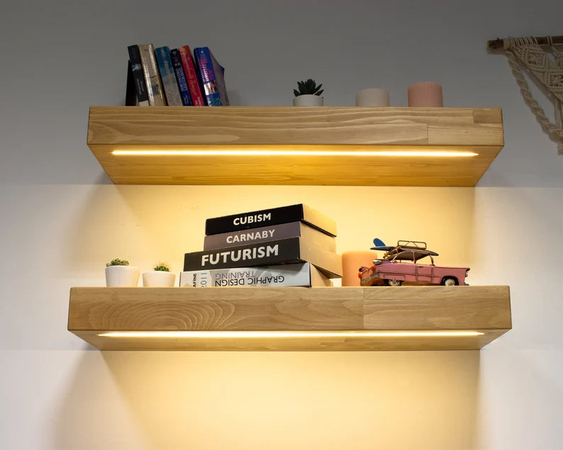 Estante de parede moderna com luz LED integrada destacando livros.