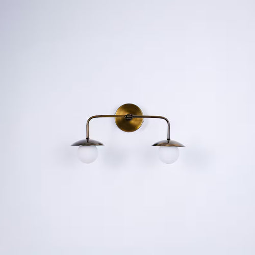 Luminária de parede com dois braços e cúpulas opalinas.