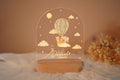 Luminária infantil em redoma com balão e luz LED suave.