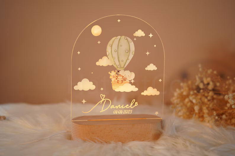 Luminária infantil em redoma com balão e luz LED suave.