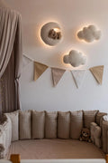 Luminárias de parede infantil em formato de nuvem e lua com luz suave.