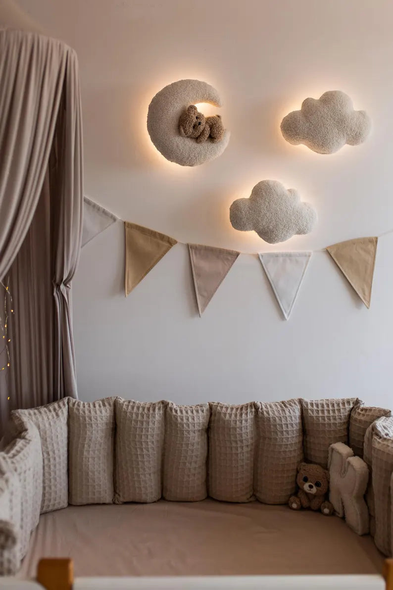 Luminárias de parede infantil em formato de nuvem e lua com luz suave.