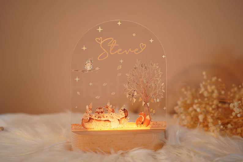 Luz noturna personalizada infantil em cúpula acrílica iluminada.