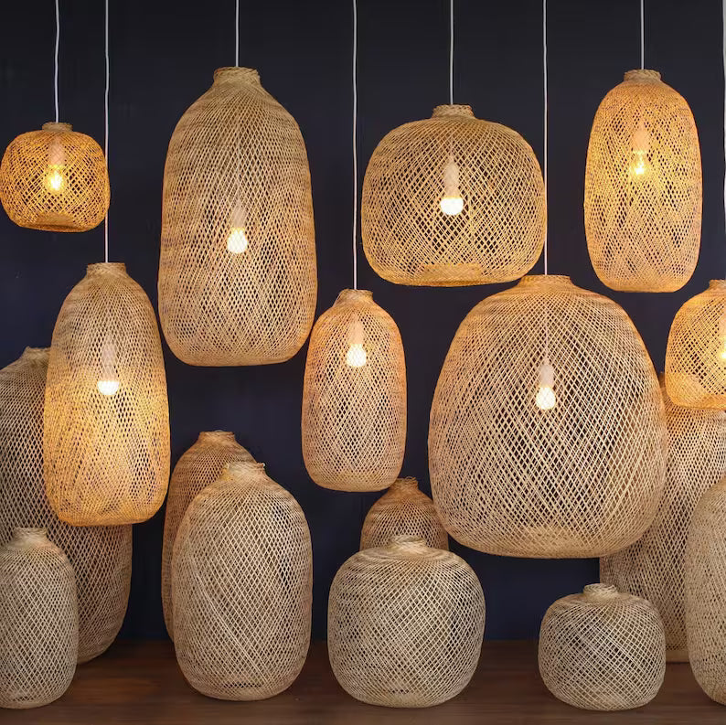 Pendente artesanal em fibra natural com iluminação aconchegante.