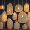Pendente artesanal em fibra natural com iluminação aconchegante.
