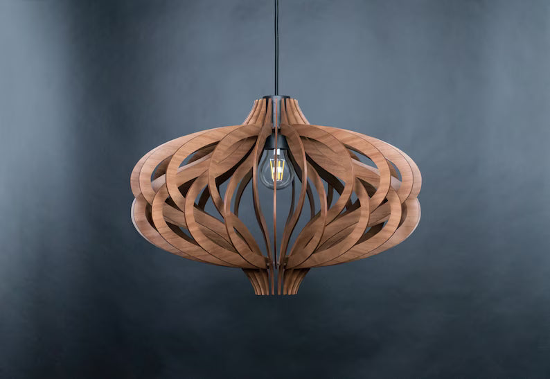 Pendente em madeira com design orgânico e lâmpada central.