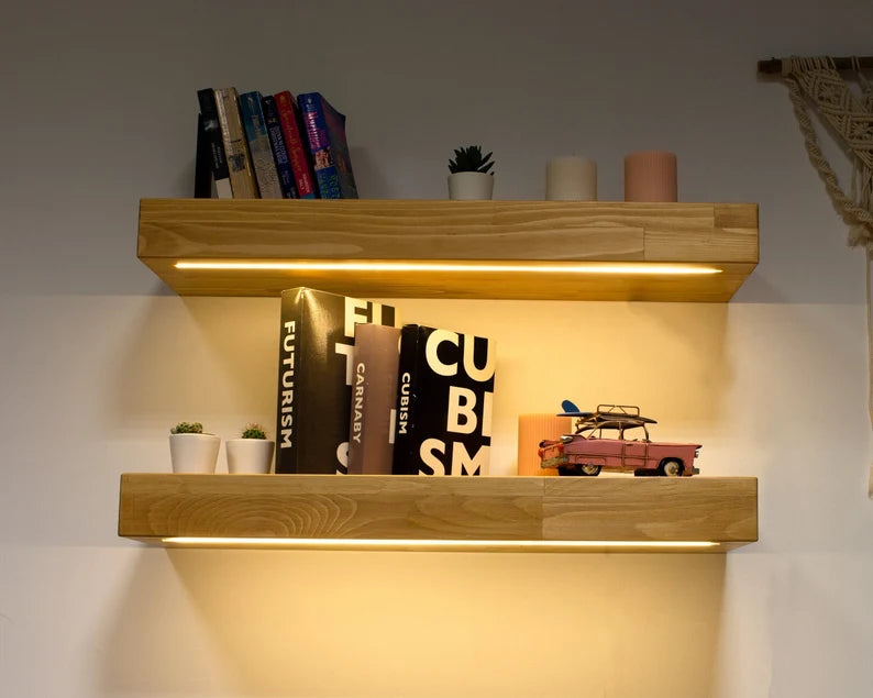 Prateleiras flutuantes de madeira com iluminação LED daylight embutida.