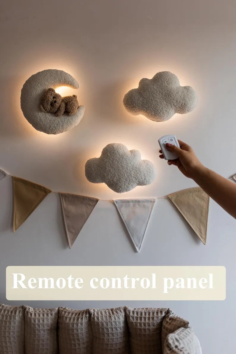 Iluminação de parede infantil com controle remoto e design lúdico.