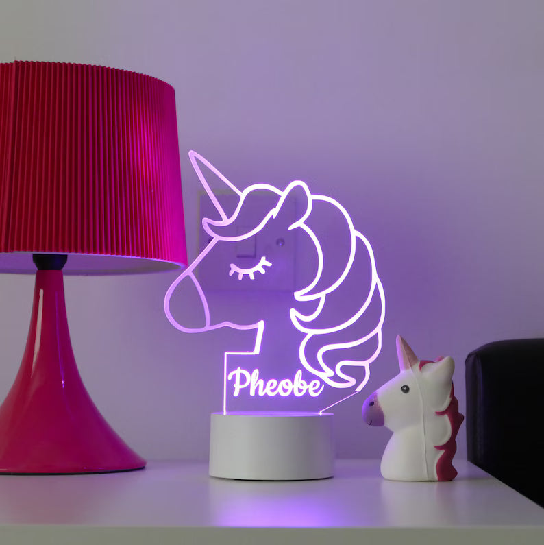Luminária LED de unicórnio personalizada com nome iluminado.