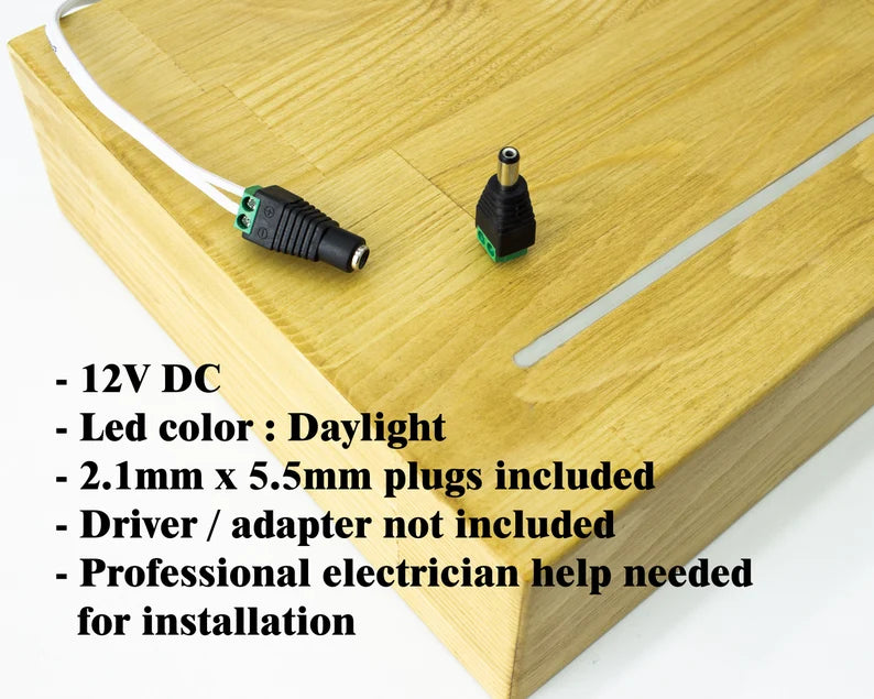 Detalhe de prateleira com fita LED 12V e conector elétrico.